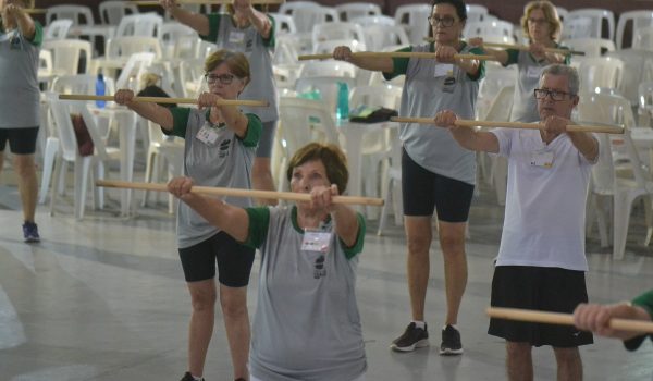 As atividades com bastão são utilizadas durante exercícios de força
