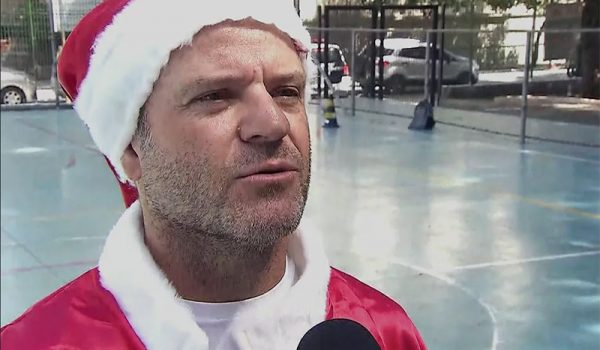 Barrichello se veste de Papai Noel e visita crianças da Cracolândia, em SP